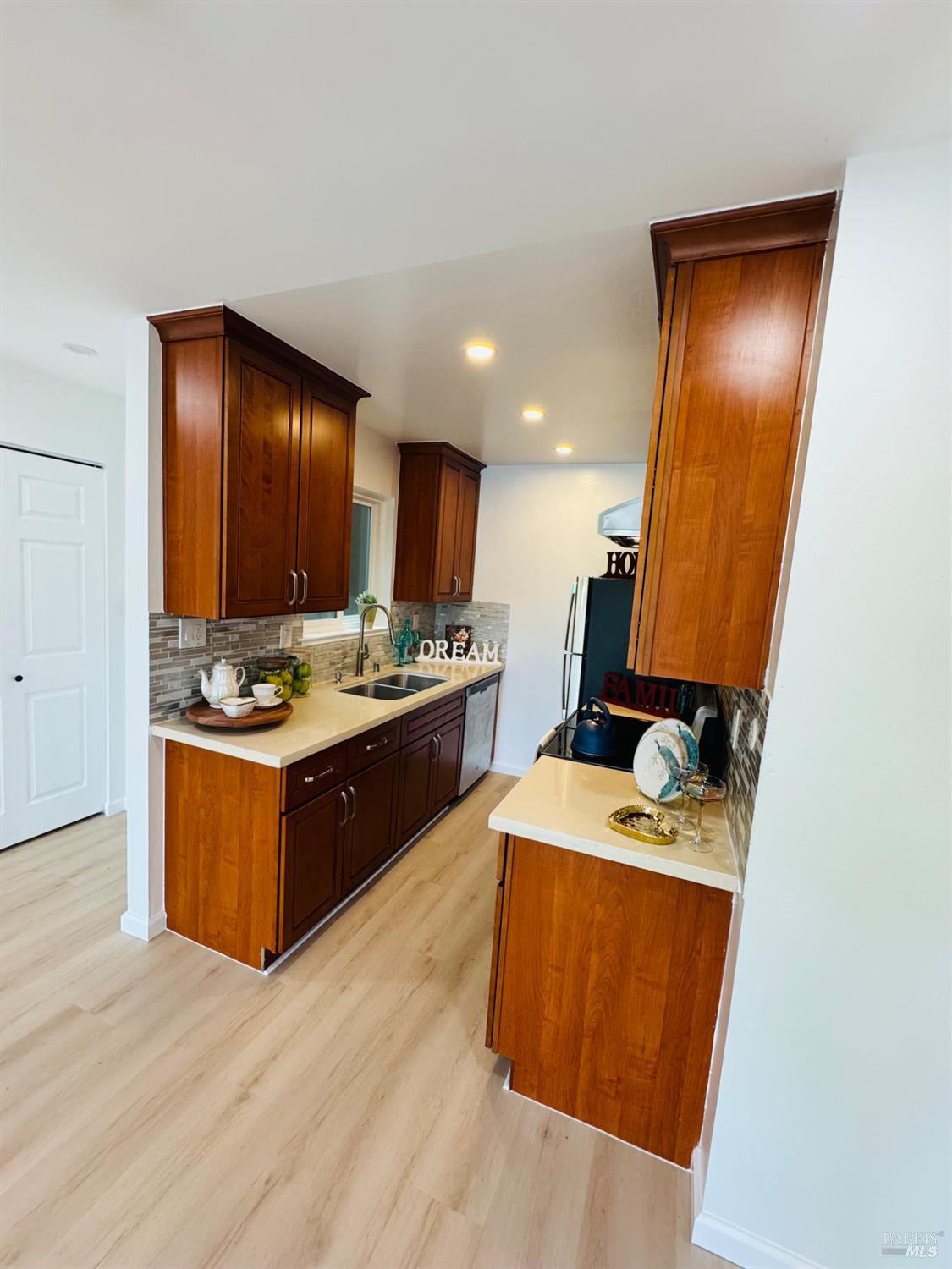 Detail Gallery Image 4 of 17 For 14 Fairfax St, San Rafael,  CA 94901 - 2 Beds | 1/1 Baths