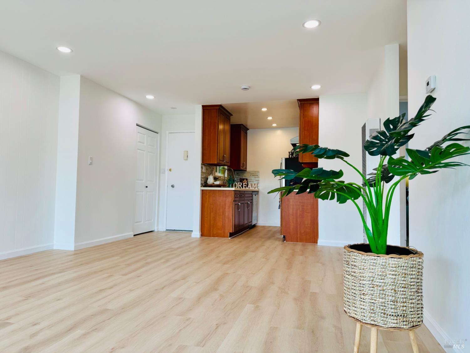 Detail Gallery Image 5 of 17 For 14 Fairfax St, San Rafael,  CA 94901 - 2 Beds | 1/1 Baths