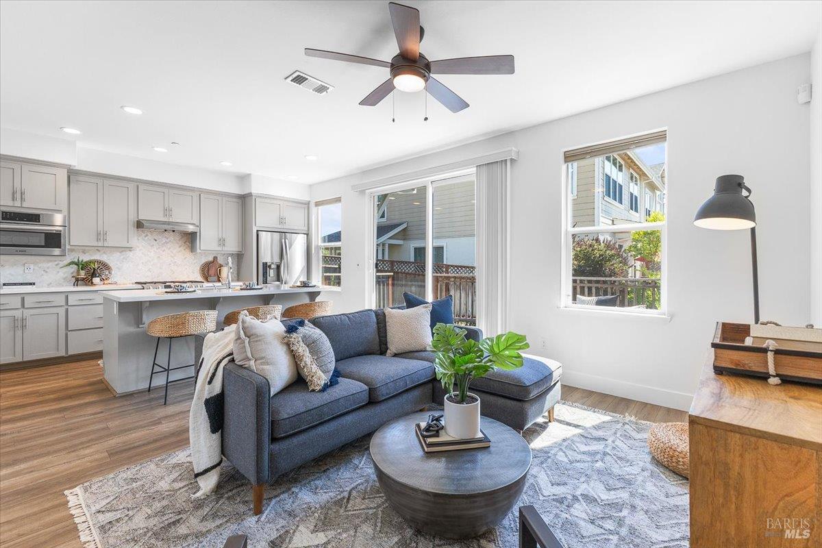 Detail Gallery Image 4 of 35 For 901 Prospect Ave, Santa Rosa,  CA 95409 - 4 Beds | 2/1 Baths