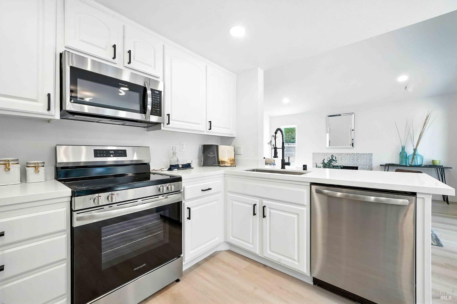 Detail Gallery Image 5 of 25 For 120 Seawind Dr, Vallejo,  CA 94590 - 3 Beds | 2 Baths