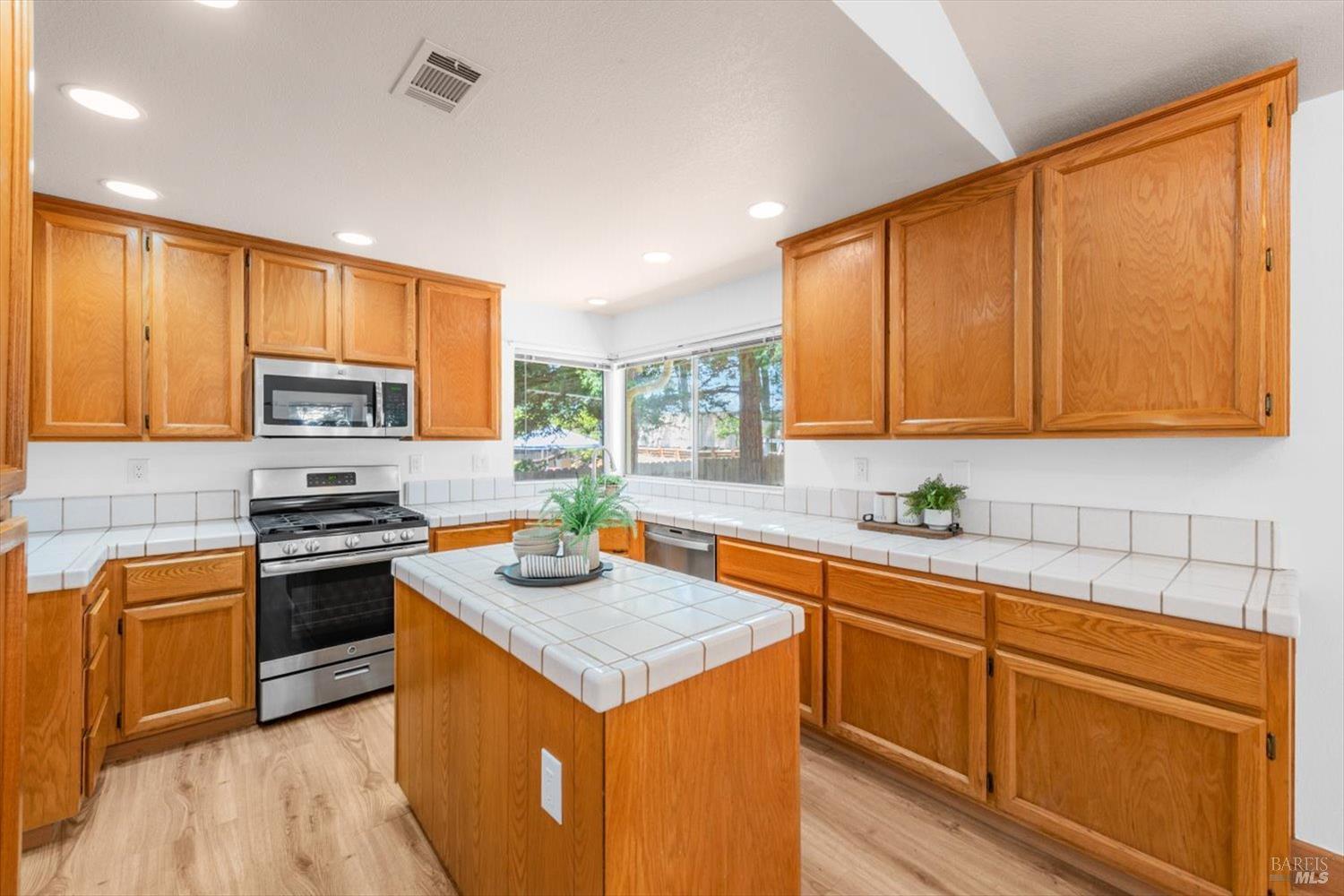 Detail Gallery Image 14 of 48 For 119 Lighthouse Way, Vacaville,  CA 95688 - 4 Beds | 3 Baths