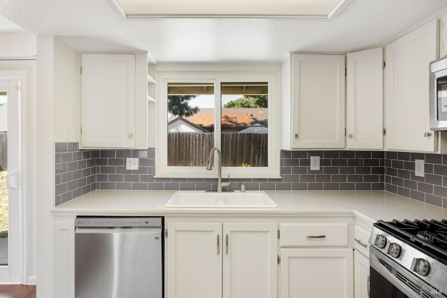 Detail Gallery Image 13 of 28 For 406 April Ct, Vacaville,  CA 95687 - 3 Beds | 2 Baths