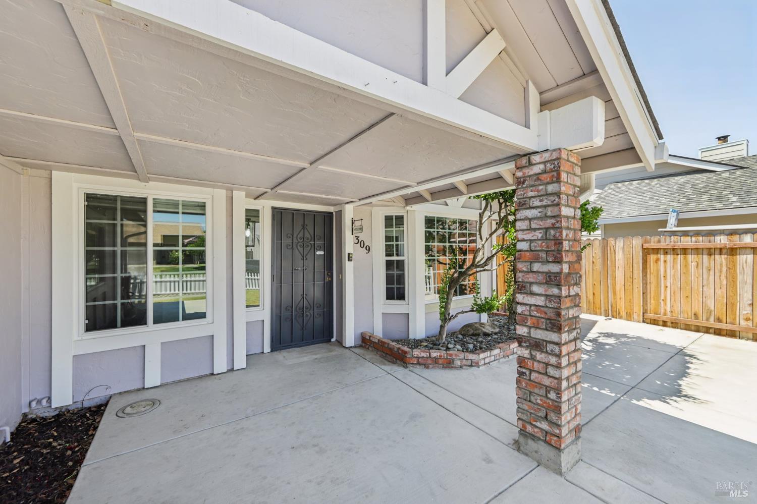 Detail Gallery Image 2 of 32 For 309 Nancy Ln, Vacaville,  CA 95687 - 3 Beds | 2 Baths