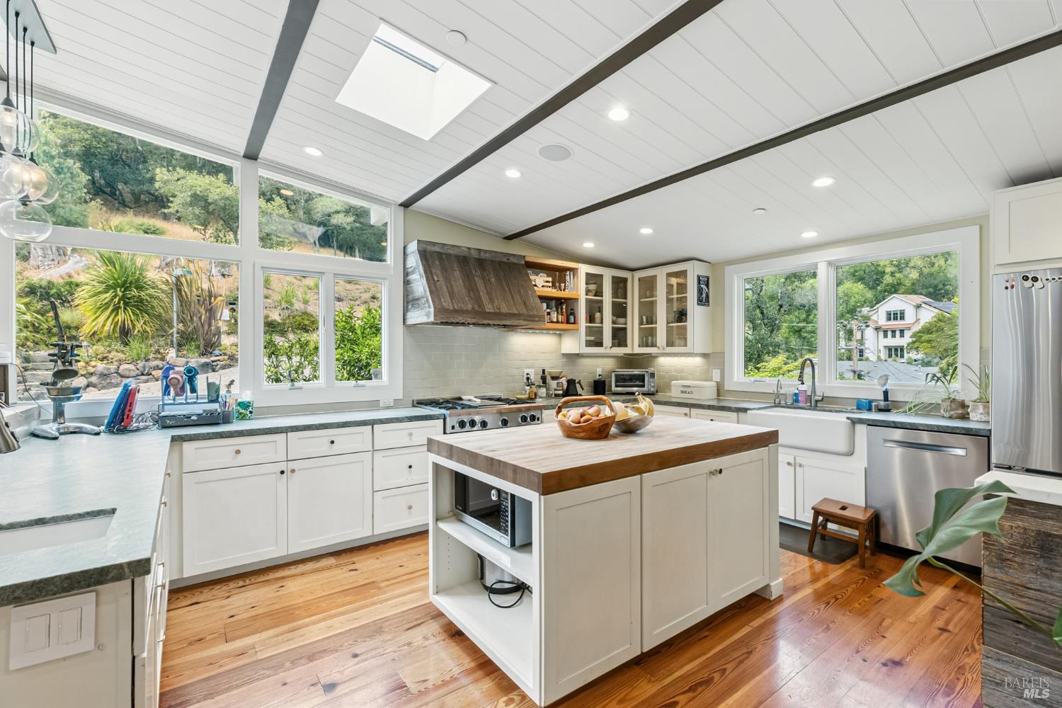 Detail Gallery Image 8 of 63 For 31 Glen Dr, Mill Valley,  CA 94941 - 4 Beds | 4 Baths
