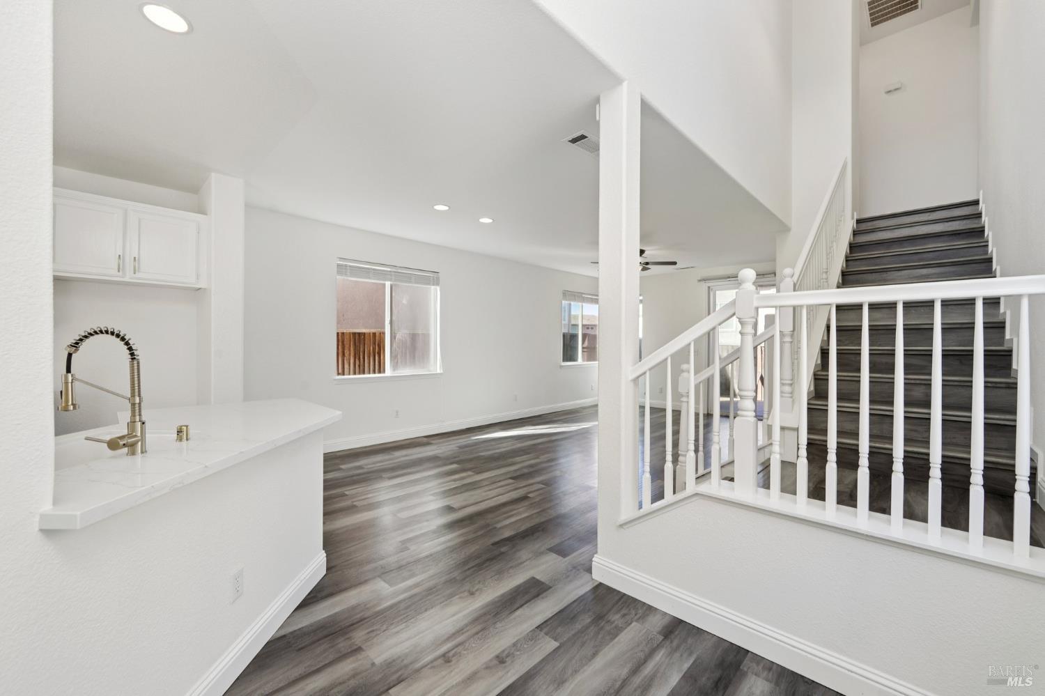 Detail Gallery Image 3 of 33 For 1888 Leaning Oak Dr, Fairfield,  CA 94534 - 3 Beds | 2/1 Baths