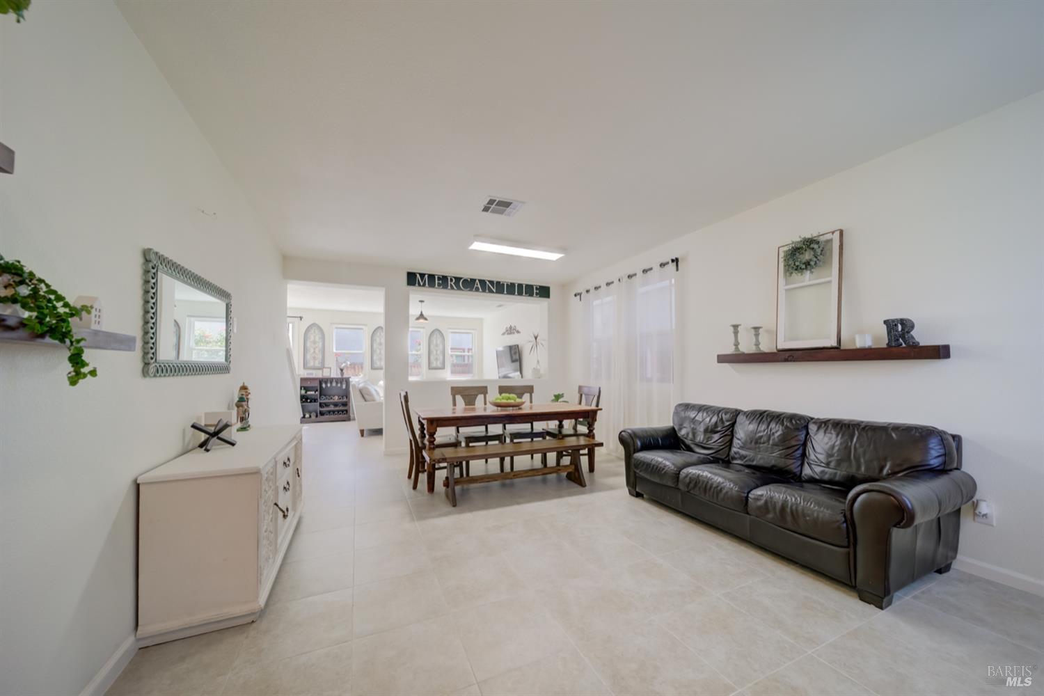 Detail Gallery Image 5 of 52 For 578 Tawny Lake Pl, Fairfield,  CA 94534 - 4 Beds | 2/1 Baths