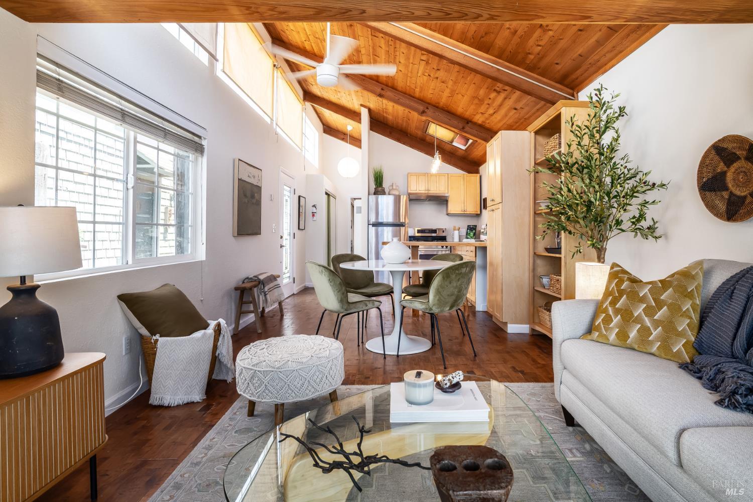 Detail Gallery Image 3 of 14 For 2 Gate 6 1/2 Rd, Sausalito,  CA 94965 - 1 Beds | 1 Baths