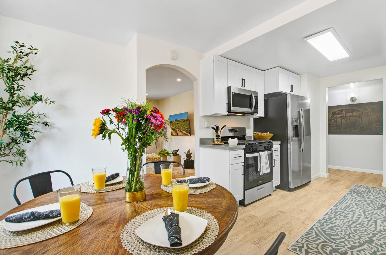 Detail Gallery Image 5 of 36 For 2721 Comanche St, Santa Rosa,  CA 95403 - 3 Beds | 2 Baths