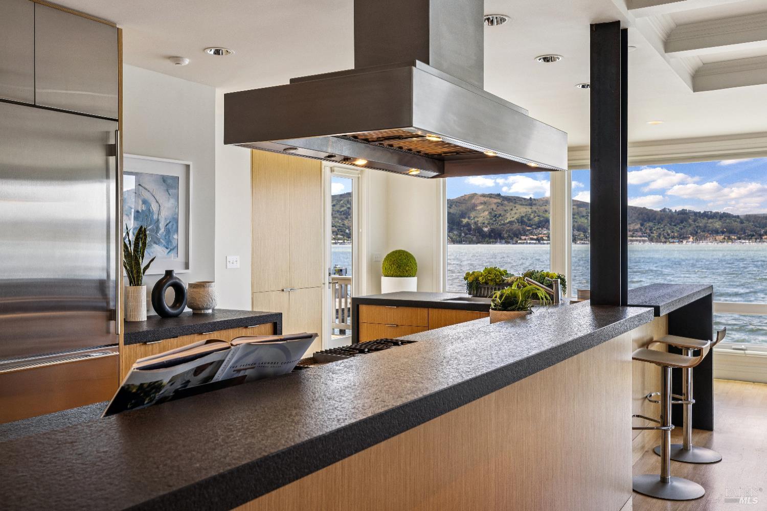 Detail Gallery Image 15 of 60 For 21 W Shore Rd, Belvedere Tiburon,  CA 94920 - 3 Beds | 3/1 Baths