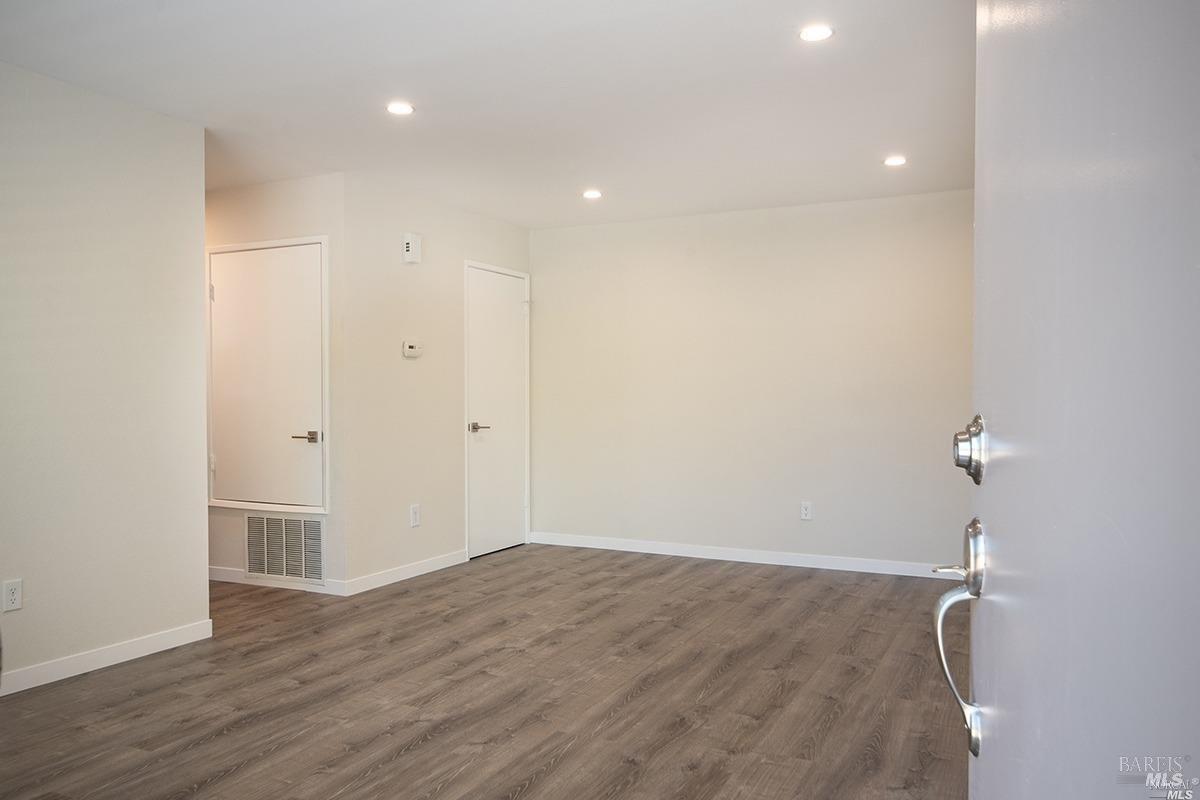 Detail Gallery Image 3 of 28 For 65 Wharf Cir, San Rafael,  CA 94903 - 2 Beds | 1 Baths