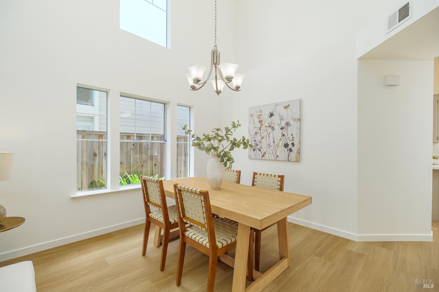 Detail Gallery Image 5 of 48 For 717 Weymouth St, Petaluma,  CA 94954 - 3 Beds | 2/1 Baths