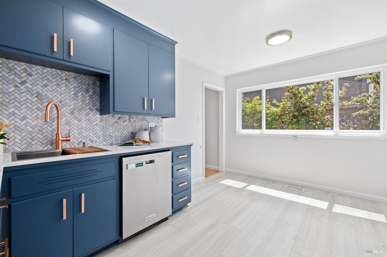 Detail Gallery Image 13 of 75 For 34 Crestwood Dr, San Rafael,  CA 94901 - 4 Beds | 3 Baths