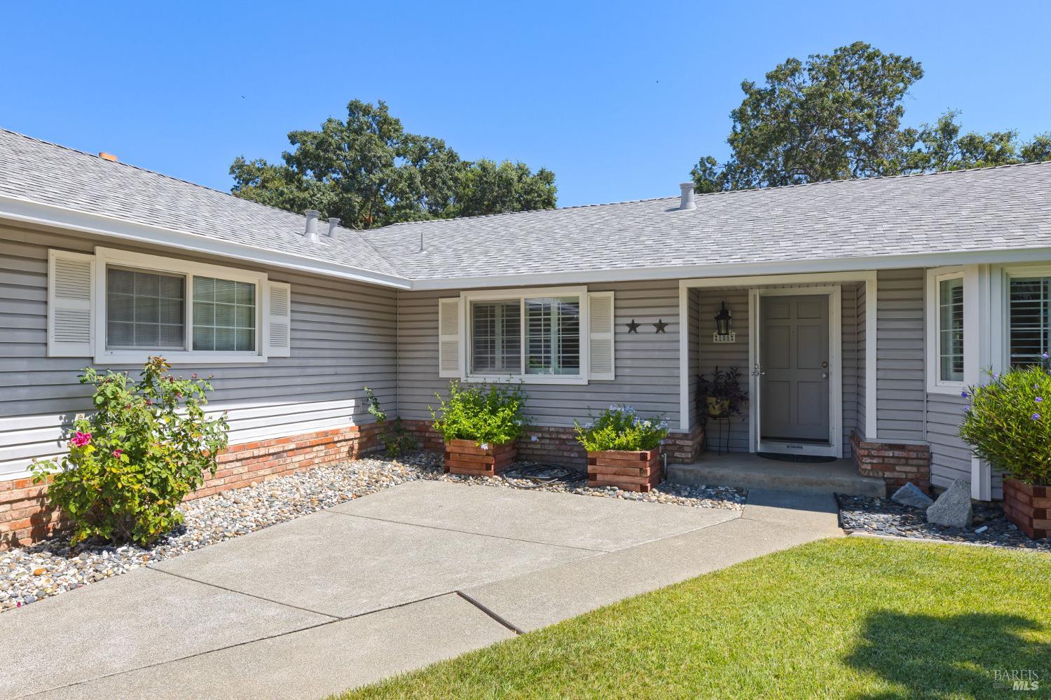 Detail Gallery Image 3 of 43 For 185 Salinas Dr, Vacaville,  CA 95688 - 3 Beds | 2 Baths