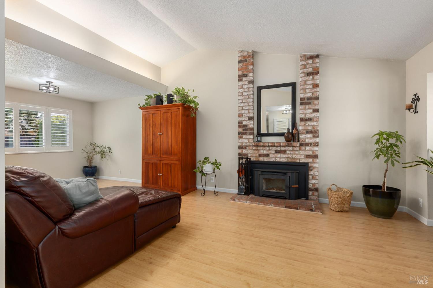 Detail Gallery Image 4 of 43 For 185 Salinas Dr, Vacaville,  CA 95688 - 3 Beds | 2 Baths