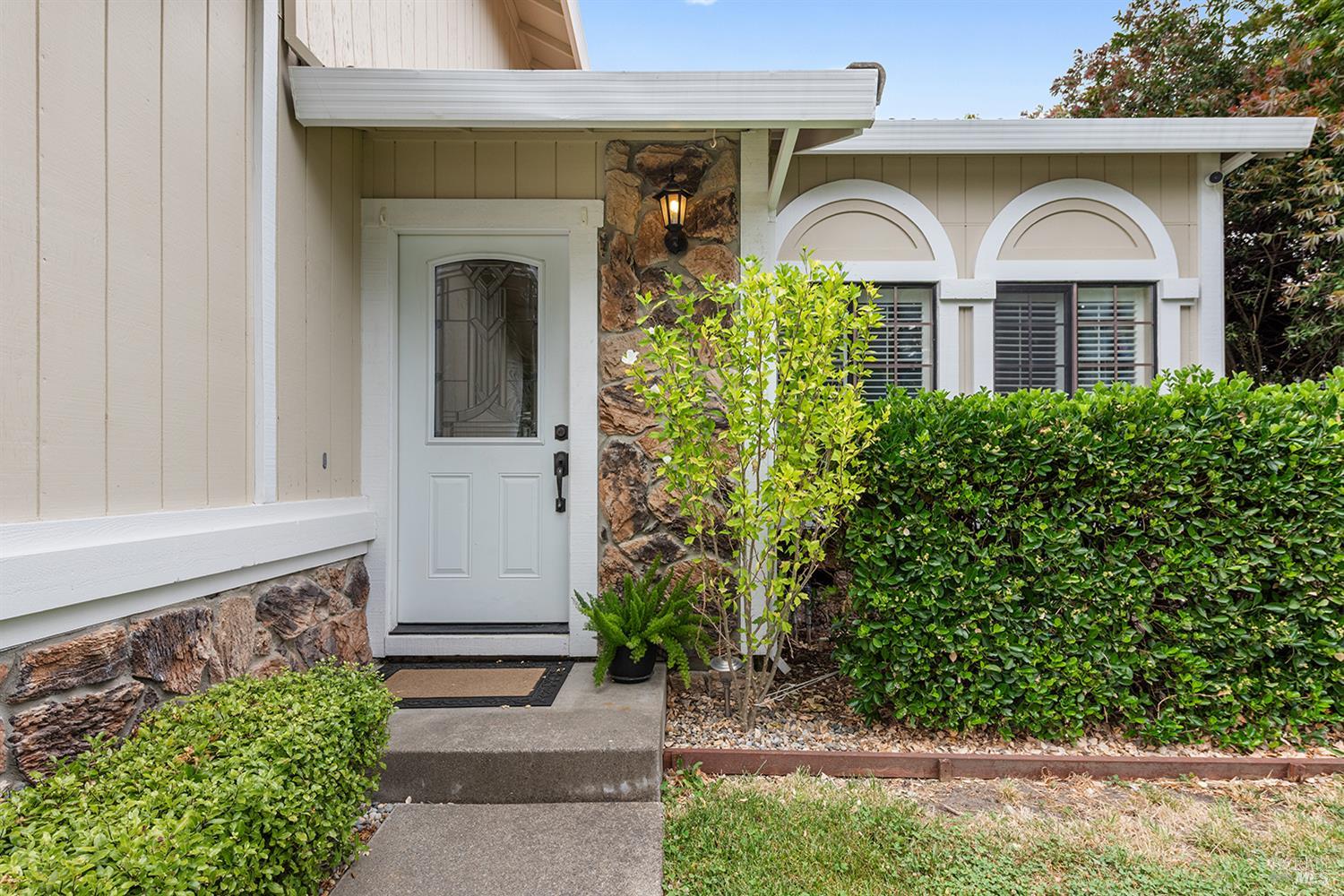 Detail Gallery Image 4 of 40 For 1180 Wieling Way, Petaluma,  CA 94954 - 3 Beds | 2/1 Baths