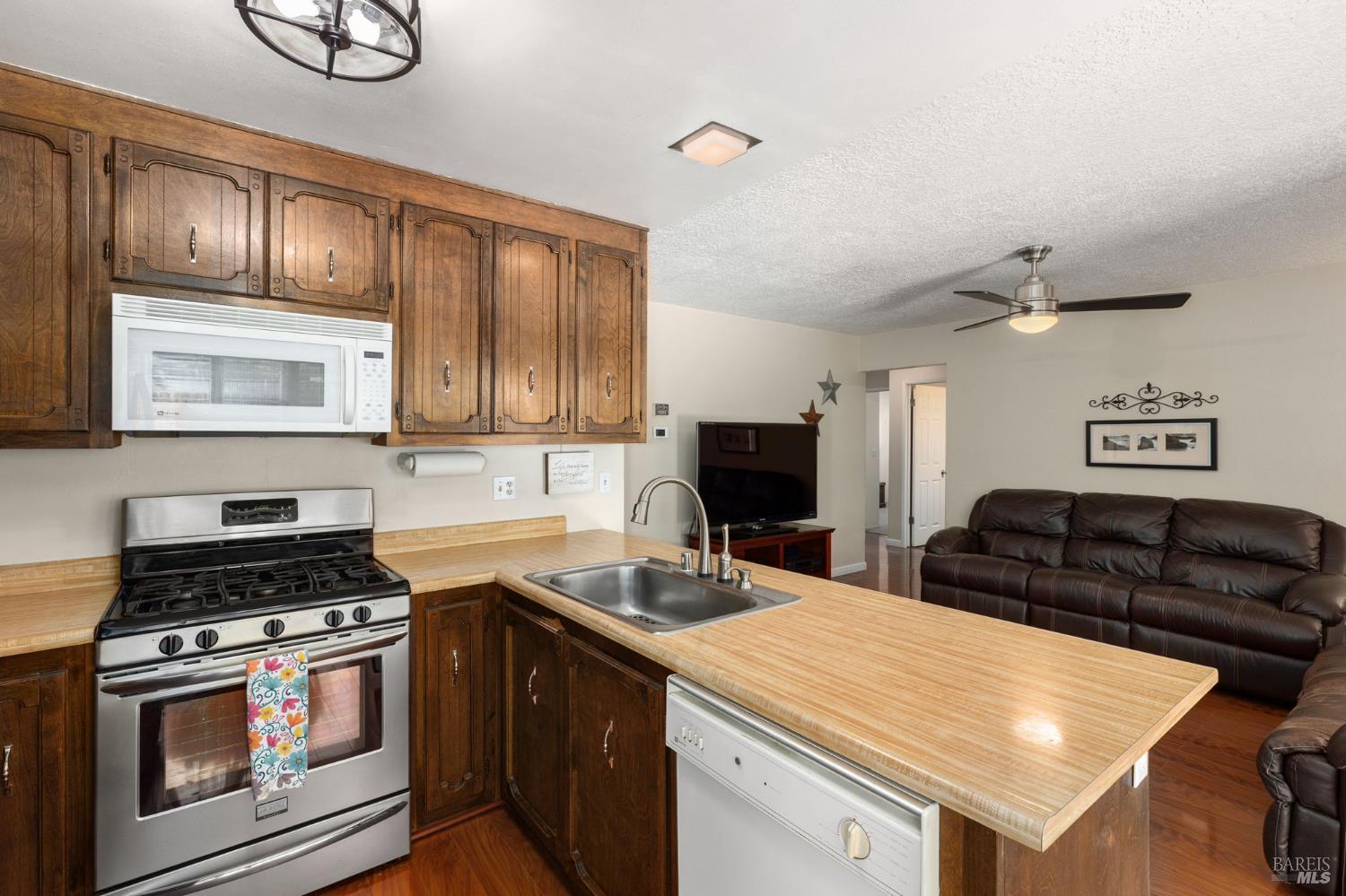 Detail Gallery Image 11 of 43 For 185 Salinas Dr, Vacaville,  CA 95688 - 3 Beds | 2 Baths