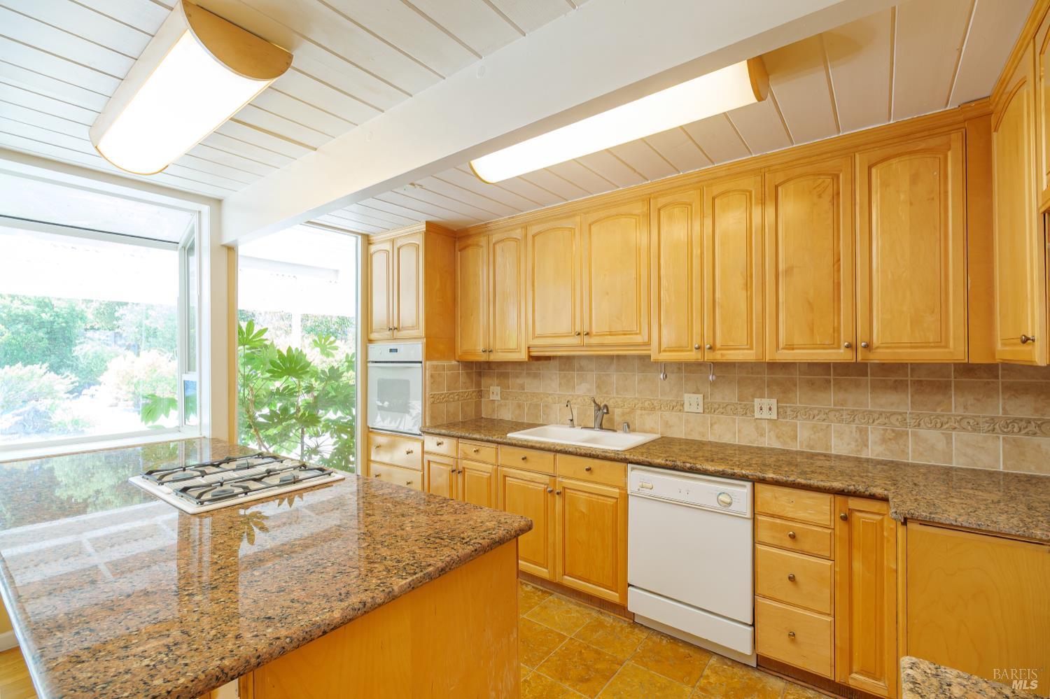 Detail Gallery Image 6 of 32 For 2077 Huckleberry Rd, San Rafael,  CA 94903 - 5 Beds | 2 Baths