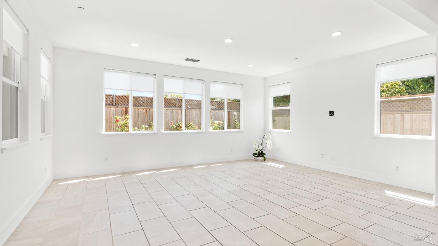 Detail Gallery Image 15 of 81 For 1421 Oak Cir, Rohnert Park,  CA 94928 - 4 Beds | 3/1 Baths