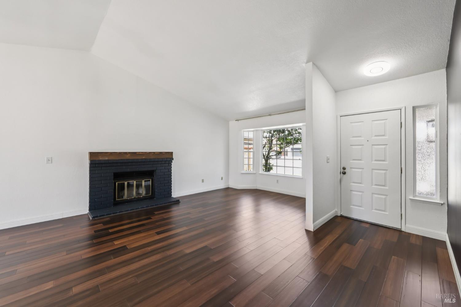Detail Gallery Image 3 of 32 For 309 Nancy Ln, Vacaville,  CA 95687 - 3 Beds | 2 Baths