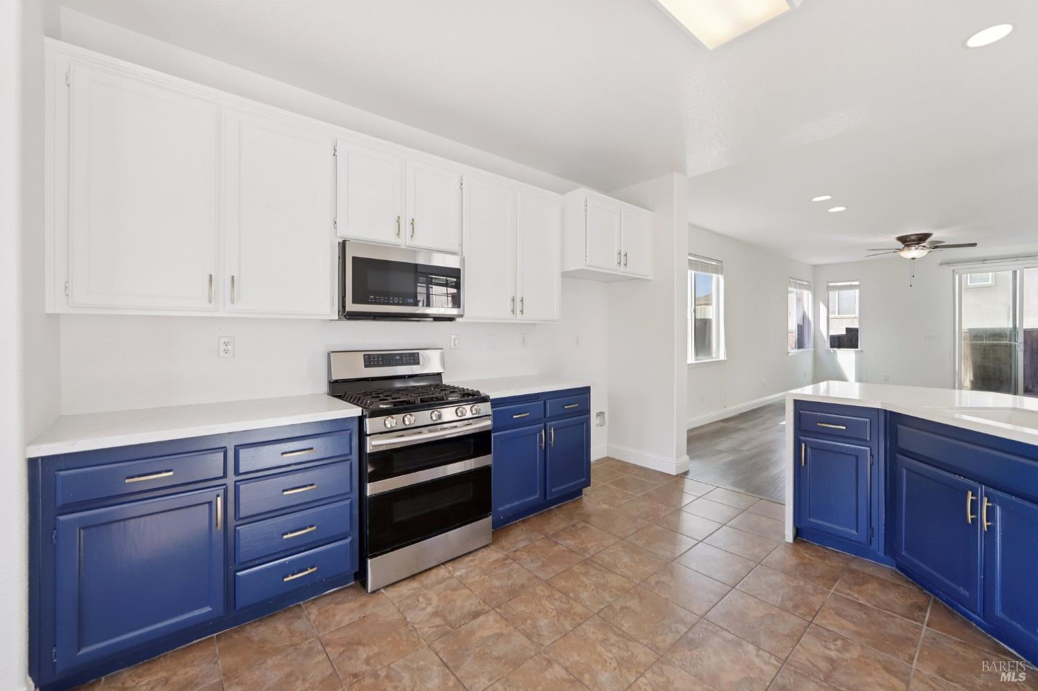 Detail Gallery Image 10 of 33 For 1888 Leaning Oak Dr, Fairfield,  CA 94534 - 3 Beds | 2/1 Baths