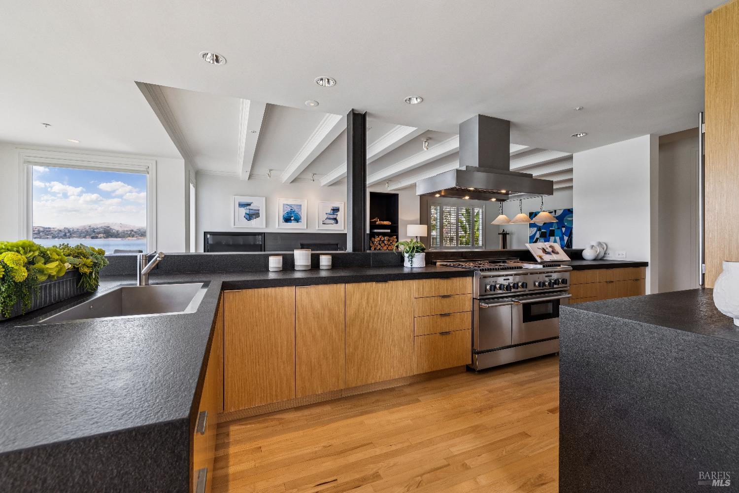 Detail Gallery Image 12 of 60 For 21 W Shore Rd, Belvedere Tiburon,  CA 94920 - 3 Beds | 3/1 Baths