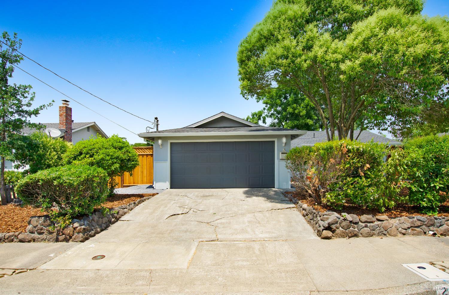 Detail Gallery Image 11 of 36 For 2721 Comanche St, Santa Rosa,  CA 95403 - 3 Beds | 2 Baths
