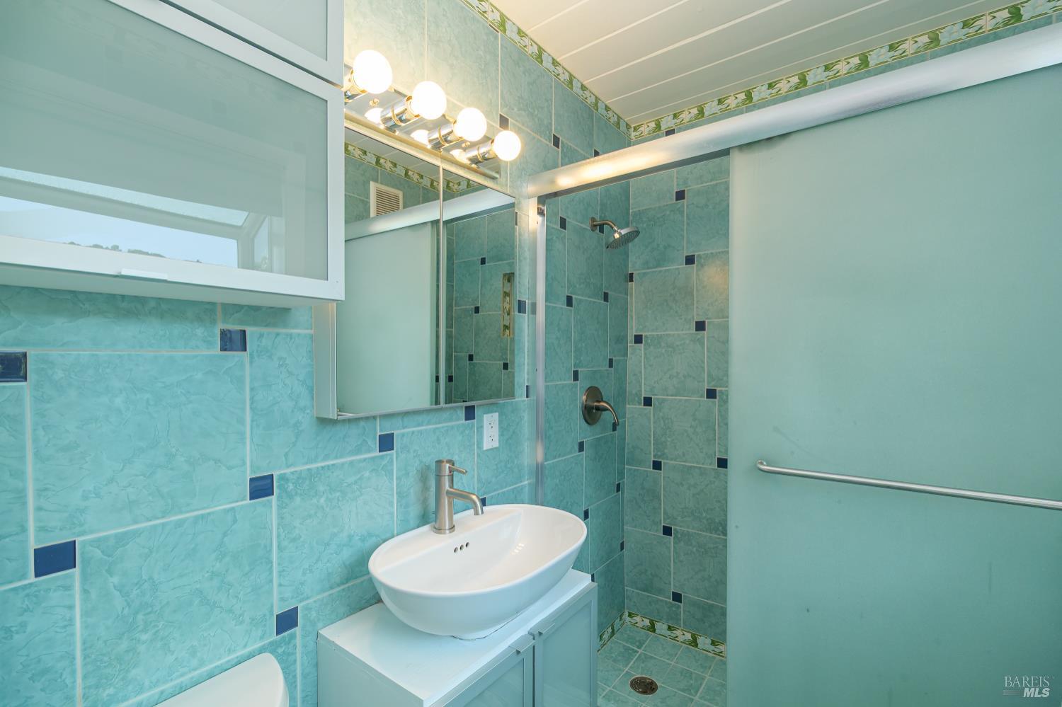 Detail Gallery Image 13 of 32 For 2077 Huckleberry Rd, San Rafael,  CA 94903 - 5 Beds | 2 Baths