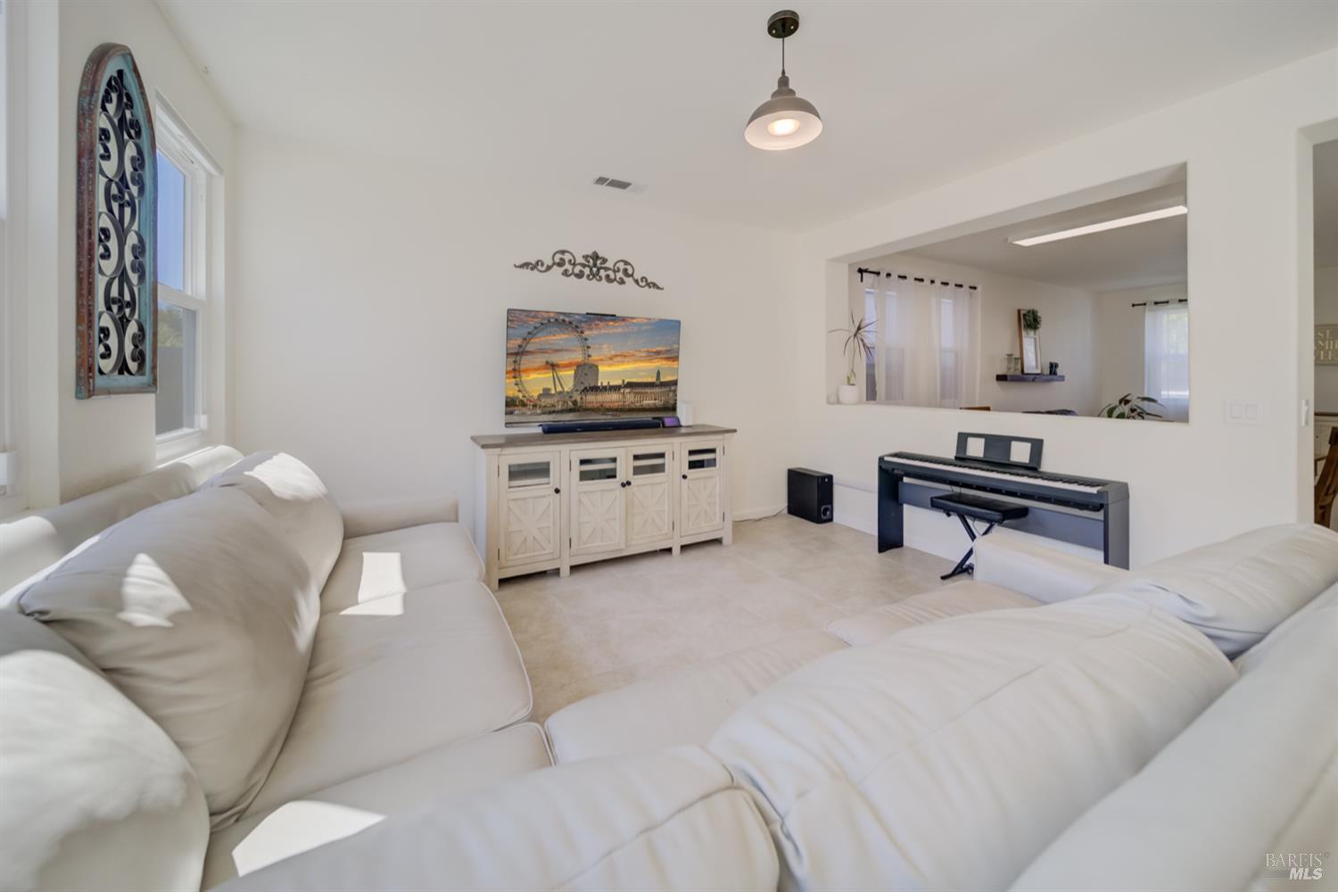 Detail Gallery Image 12 of 52 For 578 Tawny Lake Pl, Fairfield,  CA 94534 - 4 Beds | 2/1 Baths