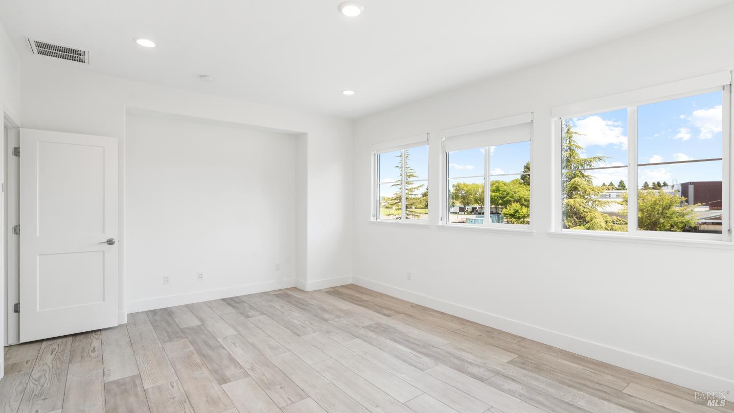 Detail Gallery Image 32 of 81 For 1421 Oak Cir, Rohnert Park,  CA 94928 - 4 Beds | 3/1 Baths