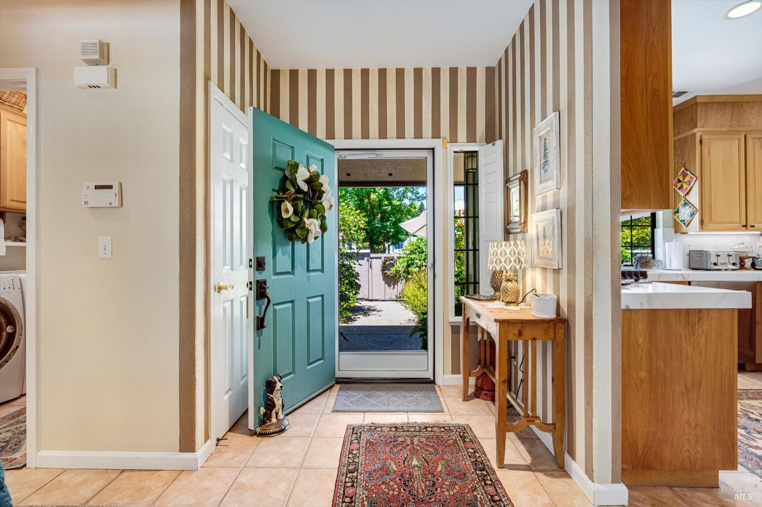Detail Gallery Image 4 of 28 For 701 Amherst Cir, Sonoma,  CA 95476 - 3 Beds | 2 Baths