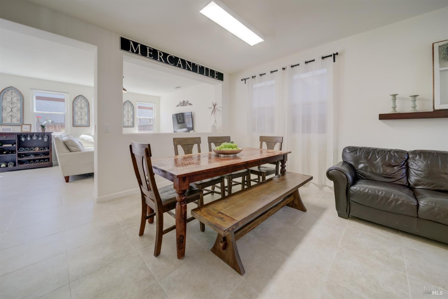 Detail Gallery Image 7 of 52 For 578 Tawny Lake Pl, Fairfield,  CA 94534 - 4 Beds | 2/1 Baths
