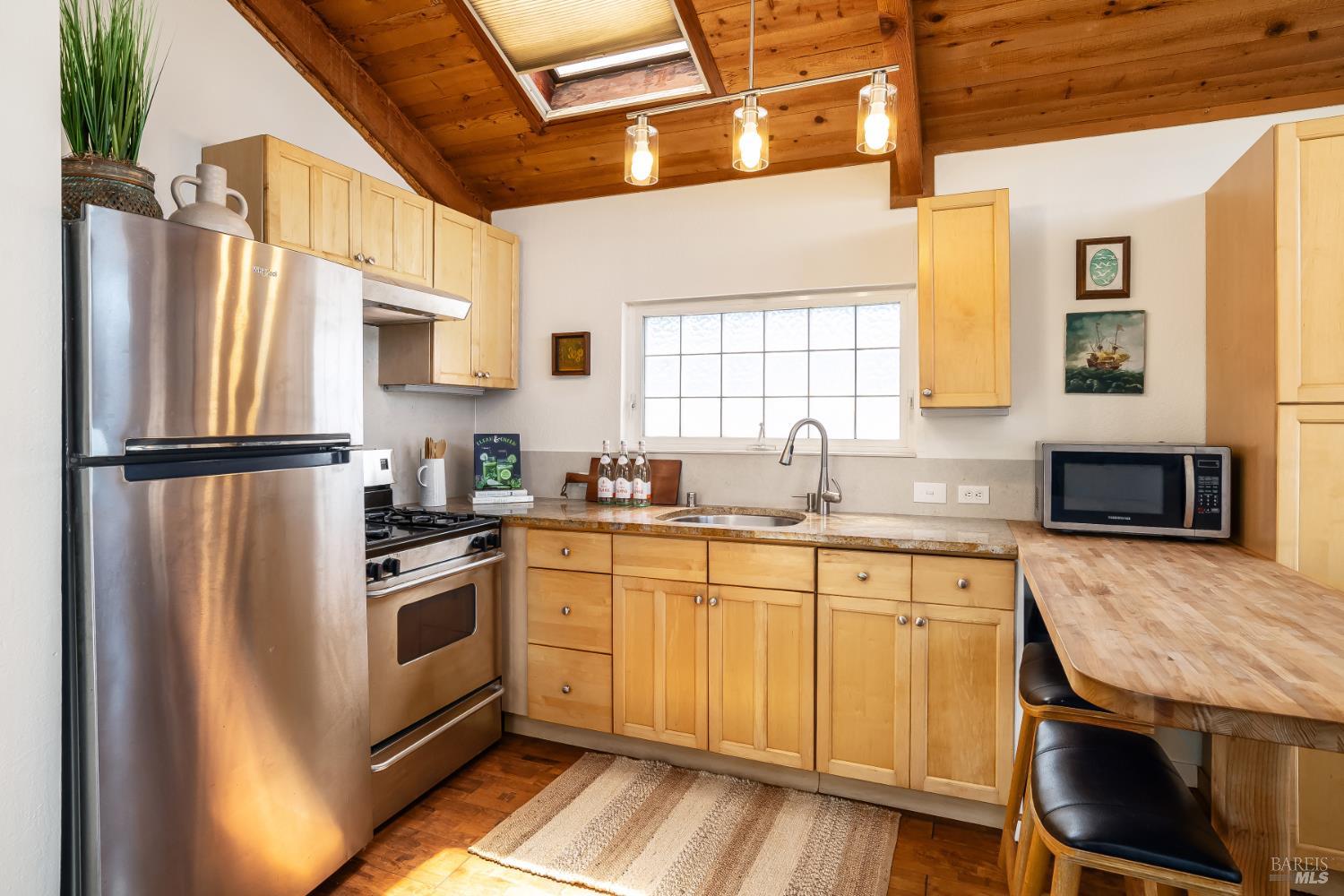 Detail Gallery Image 5 of 14 For 2 Gate 6 1/2 Rd, Sausalito,  CA 94965 - 1 Beds | 1 Baths