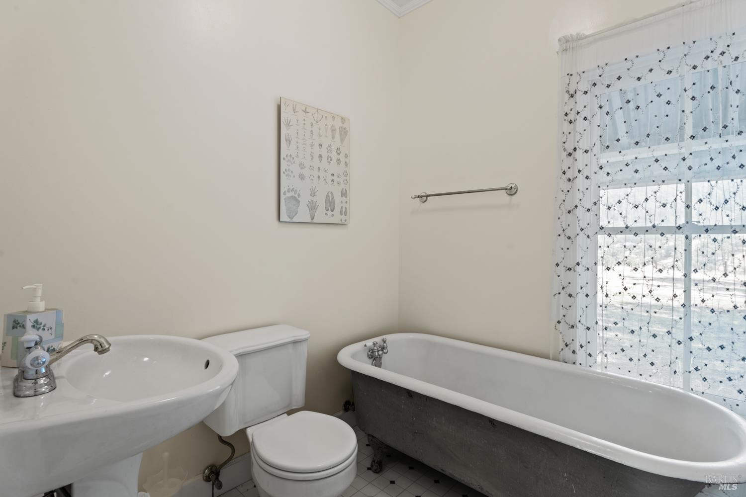 Detail Gallery Image 9 of 29 For 28000 Ridgeway Hwy, Potter Valley,  CA 95490 - 3 Beds | 1/1 Baths