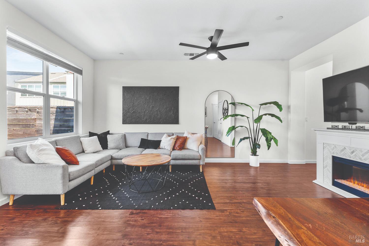 Detail Gallery Image 2 of 23 For 521 Deep Rose Pl, Santa Rosa,  CA 95407 - 4 Beds | 2/1 Baths