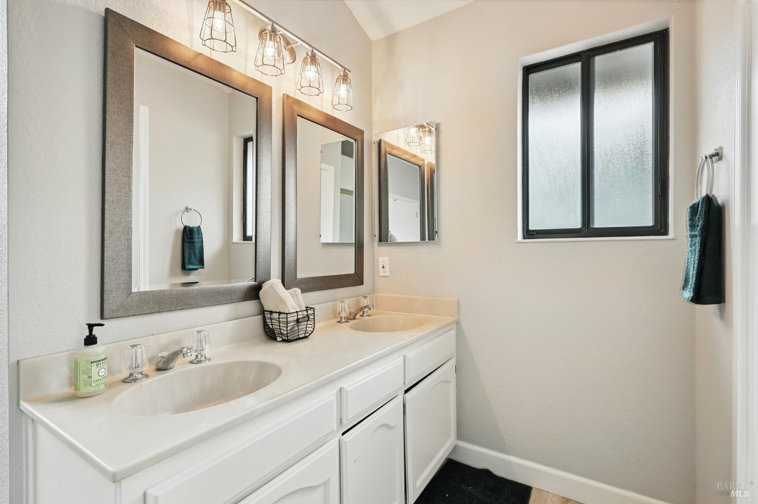 Detail Gallery Image 33 of 54 For 519 Mallory Ave, Windsor,  CA 95492 - 4 Beds | 2/1 Baths