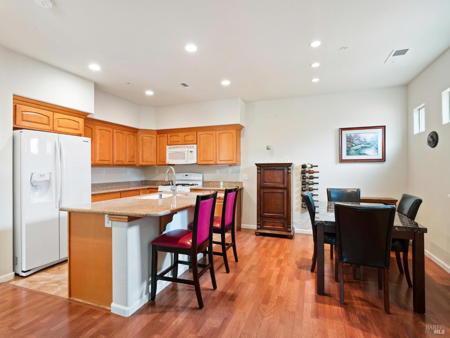 Detail Gallery Image 3 of 28 For 165 Stonegate Cir #E,  Cloverdale,  CA 95425 - 2 Beds | 2 Baths