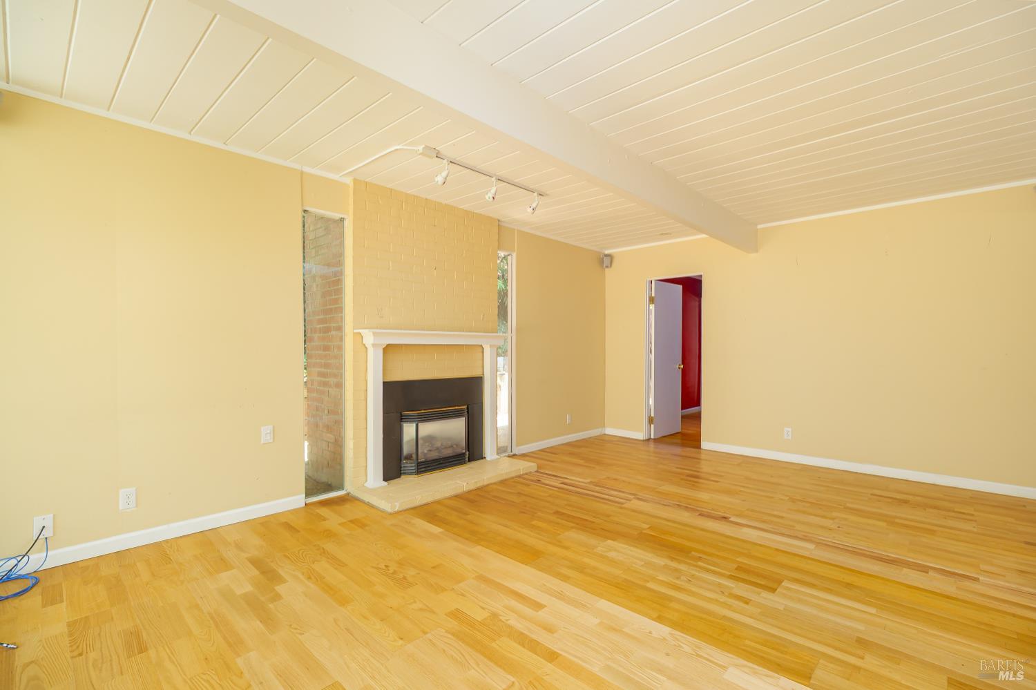 Detail Gallery Image 10 of 32 For 2077 Huckleberry Rd, San Rafael,  CA 94903 - 5 Beds | 2 Baths
