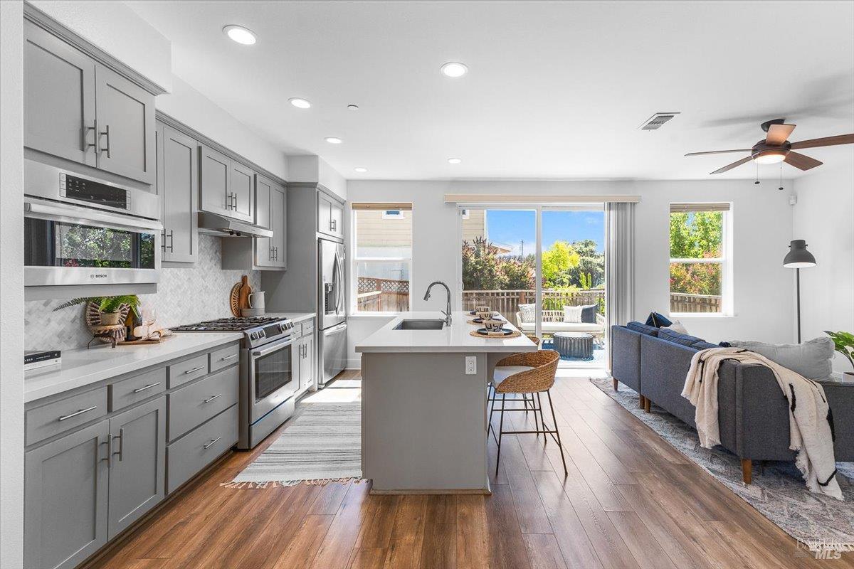 Detail Gallery Image 9 of 35 For 901 Prospect Ave, Santa Rosa,  CA 95409 - 4 Beds | 2/1 Baths