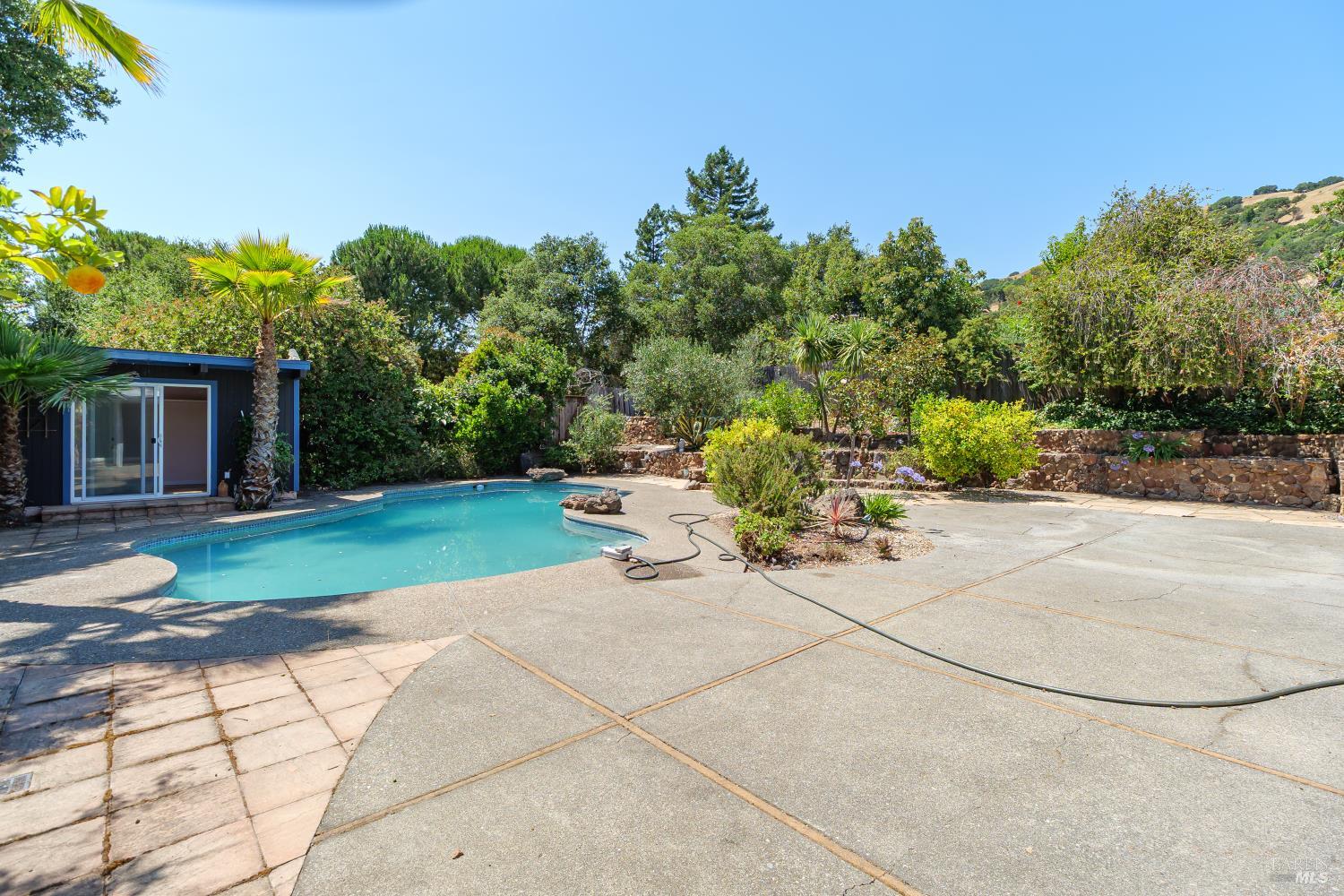 Detail Gallery Image 24 of 32 For 2077 Huckleberry Rd, San Rafael,  CA 94903 - 5 Beds | 2 Baths