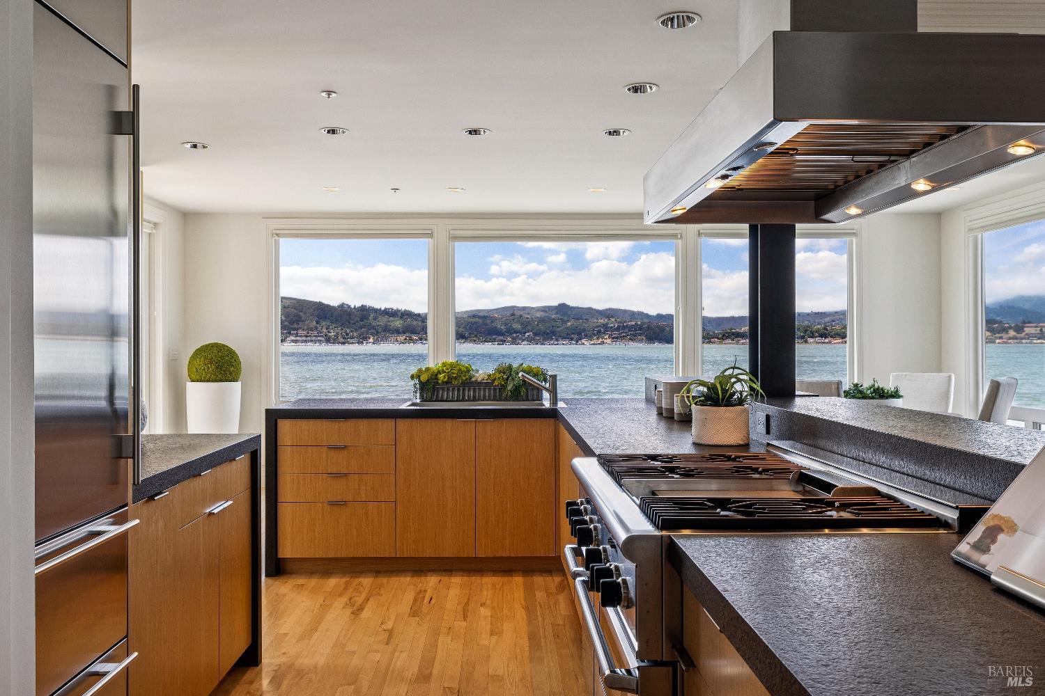 Detail Gallery Image 14 of 60 For 21 W Shore Rd, Belvedere Tiburon,  CA 94920 - 3 Beds | 3/1 Baths