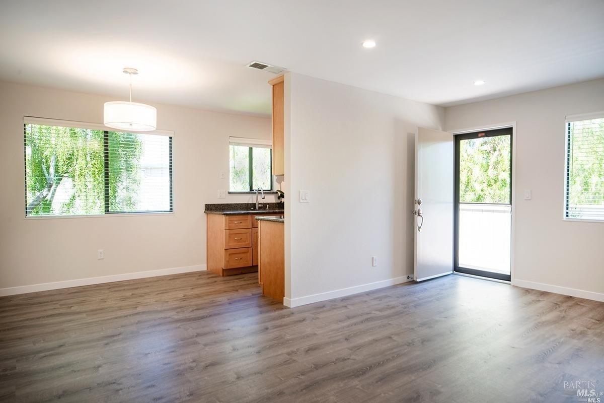 Detail Gallery Image 7 of 28 For 65 Wharf Cir, San Rafael,  CA 94903 - 2 Beds | 1 Baths