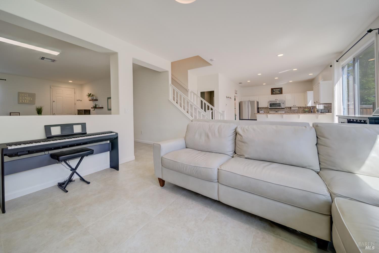 Detail Gallery Image 11 of 52 For 578 Tawny Lake Pl, Fairfield,  CA 94534 - 4 Beds | 2/1 Baths