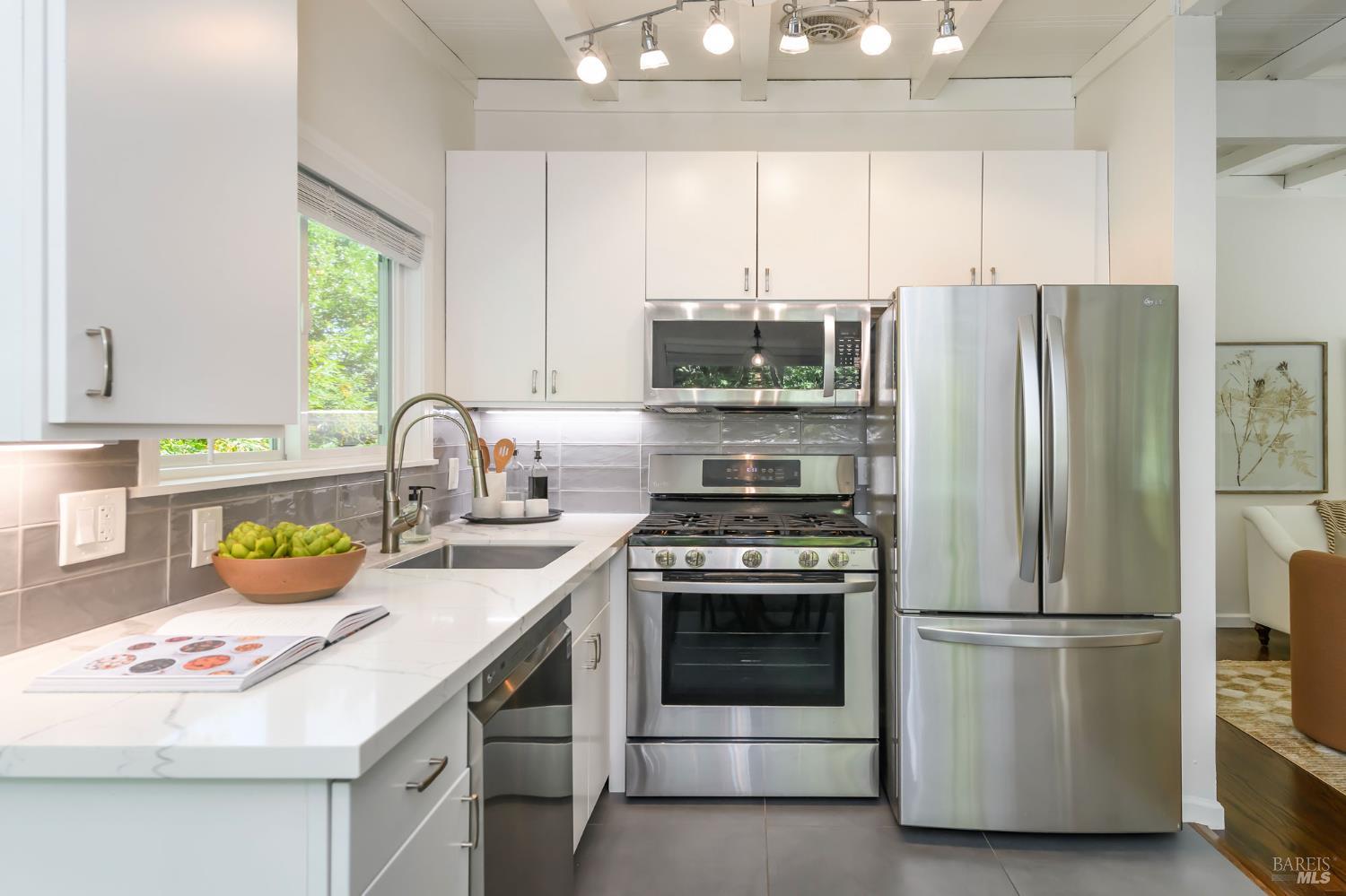 Detail Gallery Image 2 of 32 For 31 Glen Ave, San Rafael,  CA 94901 - 3 Beds | 2 Baths