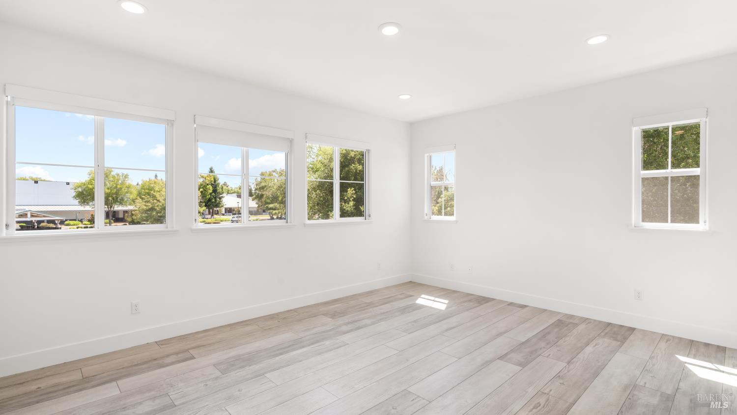 Detail Gallery Image 33 of 81 For 1421 Oak Cir, Rohnert Park,  CA 94928 - 4 Beds | 3/1 Baths