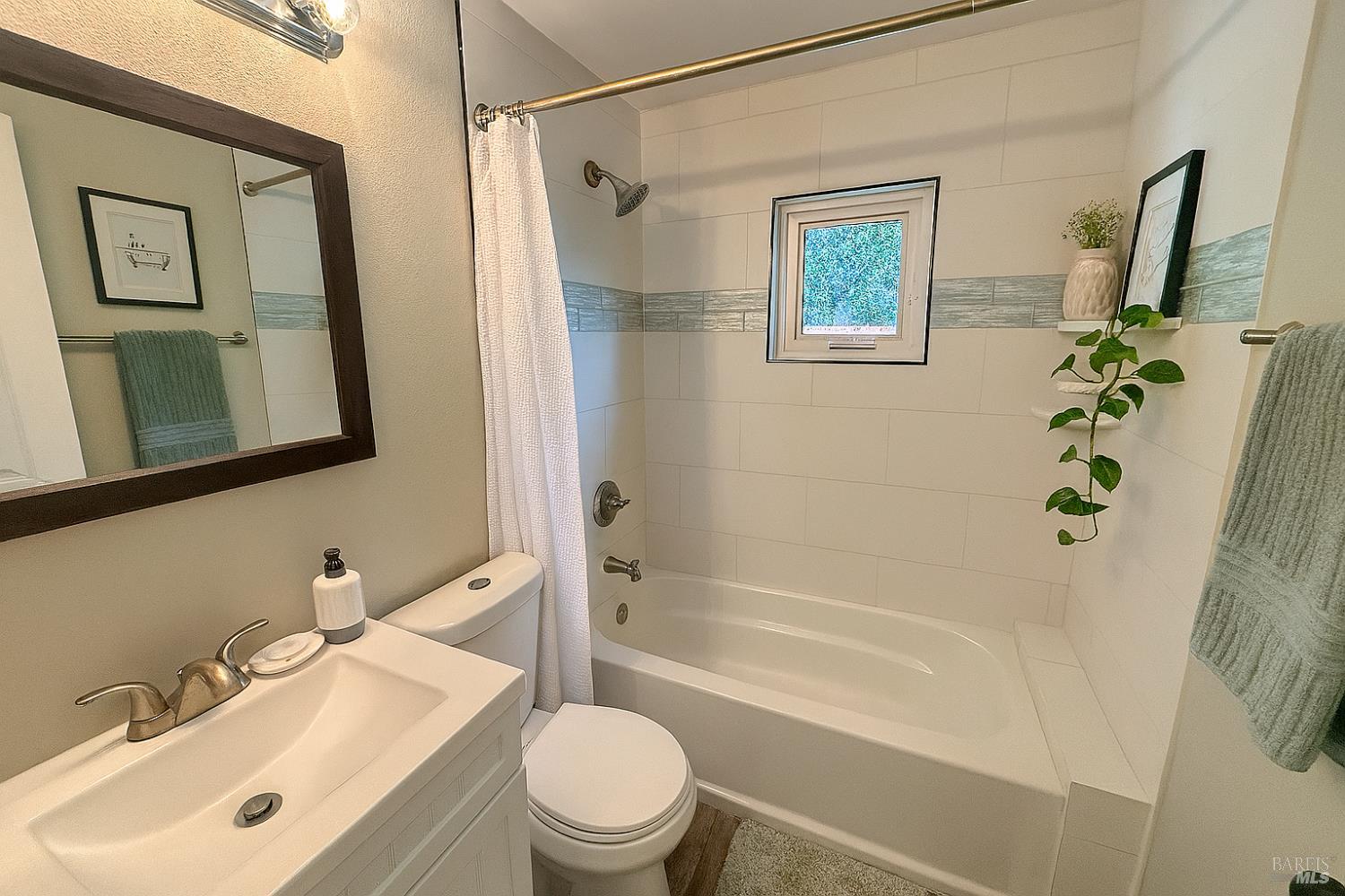 Detail Gallery Image 8 of 12 For 660 W F St, Dixon,  CA 95620 - 4 Beds | 2 Baths