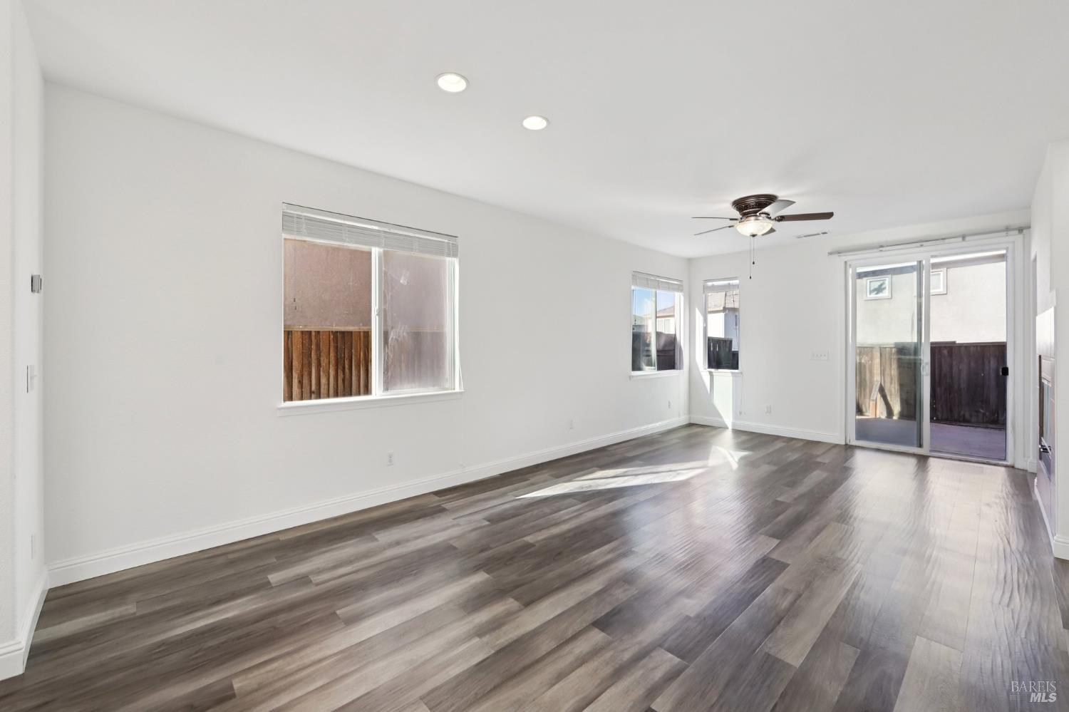 Detail Gallery Image 6 of 33 For 1888 Leaning Oak Dr, Fairfield,  CA 94534 - 3 Beds | 2/1 Baths