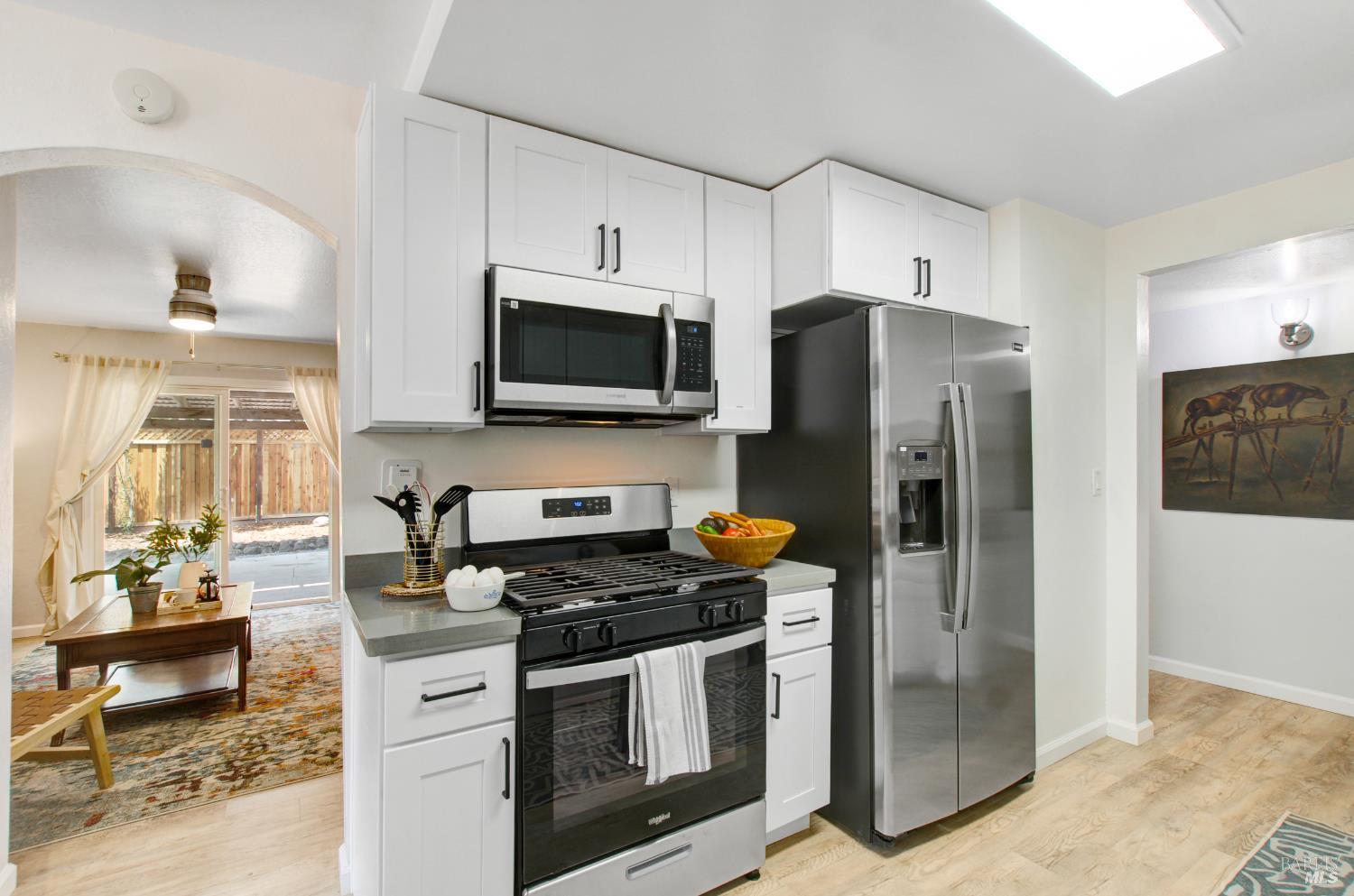 Detail Gallery Image 4 of 36 For 2721 Comanche St, Santa Rosa,  CA 95403 - 3 Beds | 2 Baths