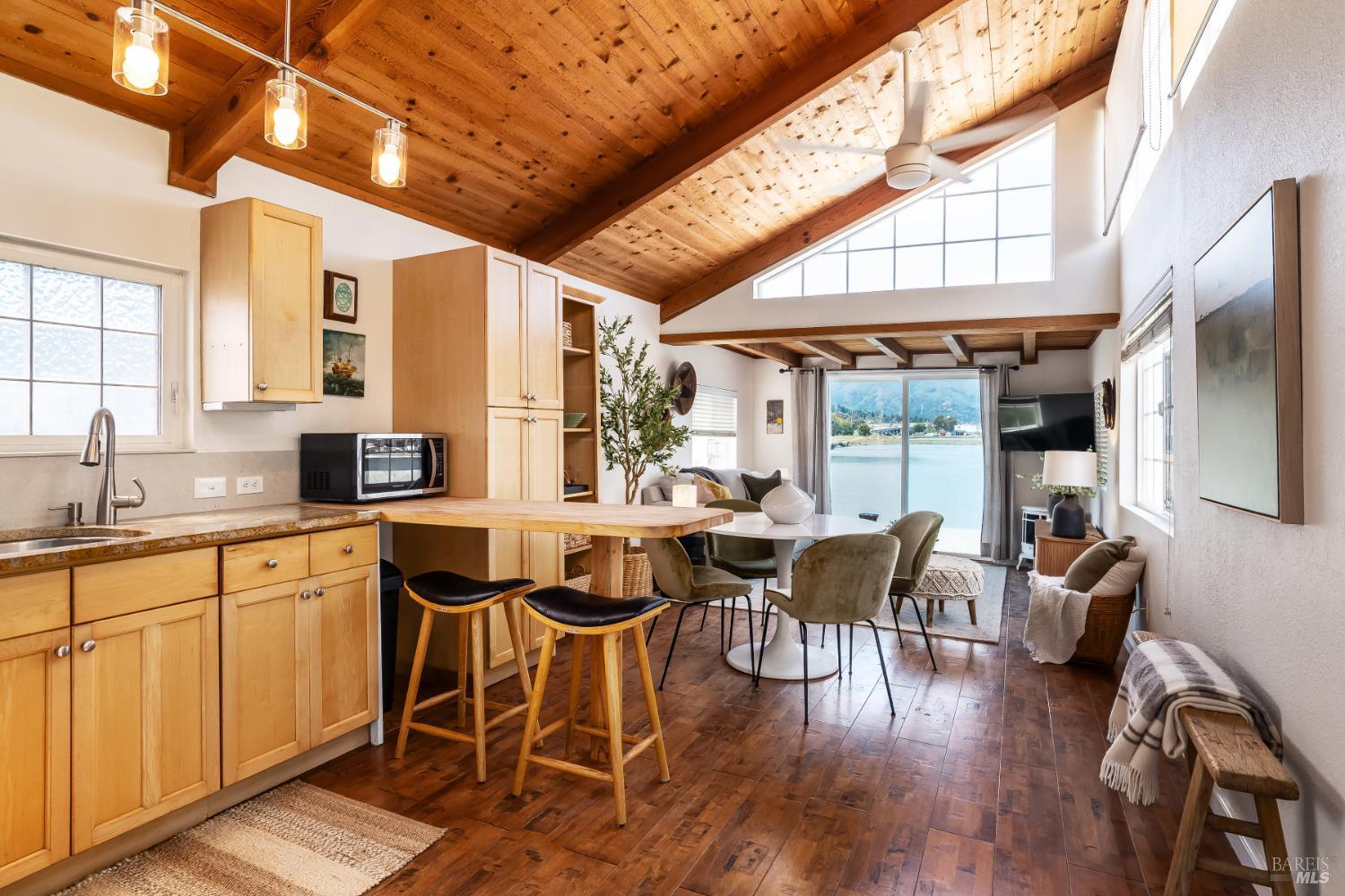 Detail Gallery Image 4 of 14 For 2 Gate 6 1/2 Rd, Sausalito,  CA 94965 - 1 Beds | 1 Baths