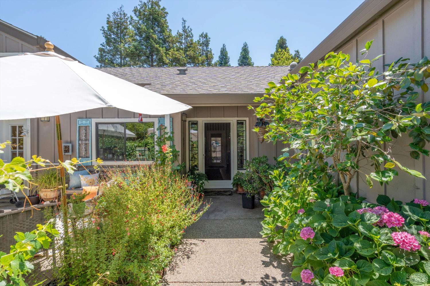 Detail Gallery Image 2 of 28 For 701 Amherst Cir, Sonoma,  CA 95476 - 3 Beds | 2 Baths