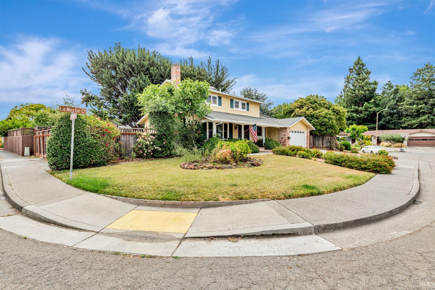 Detail Gallery Image 2 of 44 For 3 La Noche Ct, Novato,  CA 94945 - 4 Beds | 3 Baths